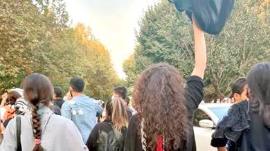 إيرانيات ينزعن الحجاب خلال احتجاجات بمحيط جامعة طهران 